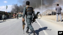 지난달 1일 아프가니스탄 카불에서 탈레반 소행의 자살 폭탄 테러가 발생한 뒤 정부군이 현장을 수습하고 있다. 