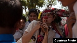 Clown Amy Gwilliam entertains in Cox’s Bazar, Bangladesh. (CWB)
