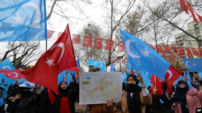 几百名生活在土耳其的维吾尔人在安卡拉抗议他们所说的中国政府对新疆维吾尔人的压迫。(2018年2月5日)
