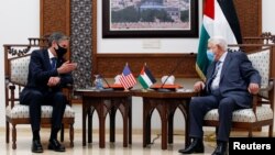 Menteri Luar Negeri AS Anthony Blinken (kiri) berbicara dengan Presiden Palestina Mahmoud Abbas di Ramallah, Tepi Barat Selasa (25/5). 