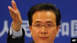 China's Ministry of Foreign Affairs spokesman Hong Lei gestures for questions at a press briefing in Beijing, Nov. 30, 2010 (FILE).