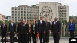 Le président américain Barack Obama (C) assiste à une cérémonie de dépôt de gerbe au pied de la statue de Jose Marti à La Havane aux côtés du vice-président du Conseil cubain, Salvador Valdes, Mesa, le 21 mars 2016.