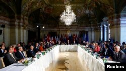 Russian Foreign Minister Sergei Lavrov (L), U.S. Secretary of State John Kerry (C) and United Nations special envoy on Syria Staffan de Mistura (R) attend the ministerial meeting on Syria in Vienna, Austria, May 17, 2016.