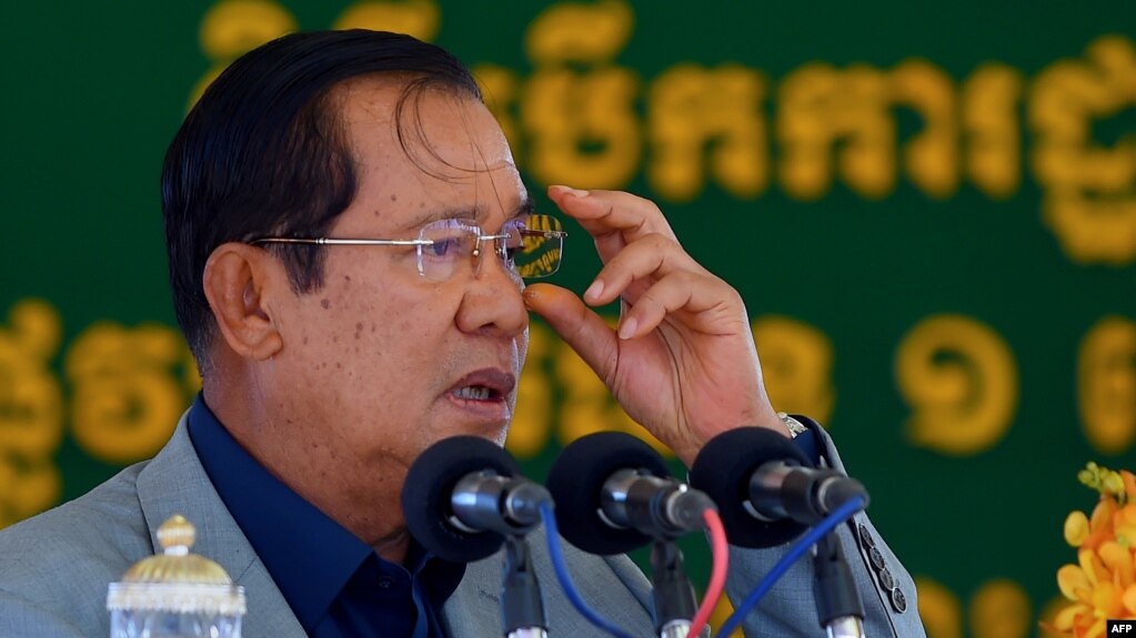 លោកនាយករដ្ឋមន្រ្តី ហ៊ុន សែន ថ្លែងនៅក្នុងពិធីបើកការដ្ឋានសាងសង់ស្ពានឆ្លងកាត់ទន្លេបាសាក់ តភ្ជាប់រាជធានីភ្នំពេញ ពីទីក្រុងកោះពេជ្រ ទៅកាន់ទីក្រុងរណបកោះនរា នៅថ្ងៃចន្ទទី២៦ ខែតុលា ឆ្នាំ២០២០។ (រូបថតពីទំព័រហ្វេសប៊ុក Samdech Hun Sen, Cambodian Prime Minister)