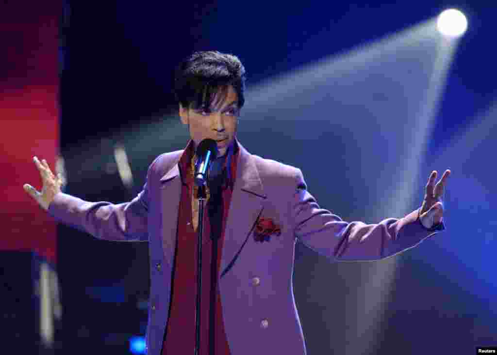 Penyanyi Prince tampil secara mengejutkan di acara final &quot;American Idol&quot; 2006 di Kodak Theater, Hollywood, California.&nbsp;(Reuters/Chris Pizzello)