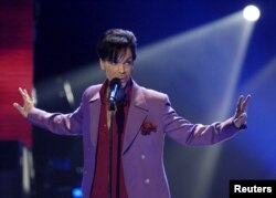 FILE - Singer Prince performs in a surprise appearance on the "American Idol" television show finale at the Kodak Theater in Hollywood, California, May 24, 2006.