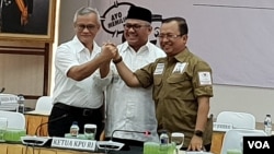 Dari kiri ke kanan: Direktur Program Tim Kampanye Nasional Jokowi-Ma’ruf, Aria Bima, Ketua KPU Arief Budiman, dan Wakil Ketua Badan Pemenangan Nasional (BPN) Prabowo Subianto-Sandiaga Uno, Priyo Budi Santoso. (Foto: Ahmad Bhagaskoro/VOA)