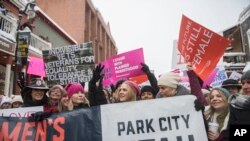 ARCHIVO- Las actrices Chelsea Handler y Charlize Theron participan en el "Women's March On Main" durante el Sundance Film Festival 2017. Park City, Utah, 21-1-17. (Foto de Arthur Mola/Invision/AP)