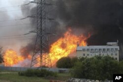 Asap hitam dan nyala api membumbung di atas pembangkit(Sergey Vedyashkin, Moscow News Agency photo via AP)