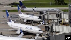 Beberapa pesawat penumpang United Airlines di bandara Houston, Texas (foto: ilustrasi). 