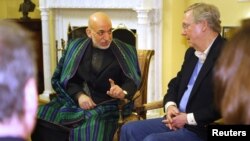 Tổng thống Afghanista Hamid Karzai (trái) họp với Thượng nghị sĩ Mitch McConnell tại Quốc hội hôm 9/1/13