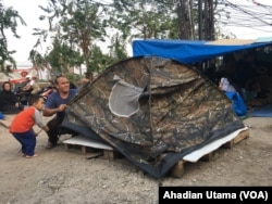 FILE - Menjelang sore seorang pengungsi kembali menyiapkan tenda untuk tidur. (Ahadian Utama/VOA)