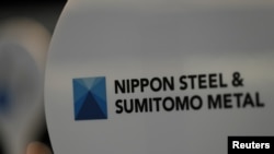 Logo pabrik baja Kimitsu Nippon Steel & Sumitomo Metal Corp. di ruang pamernya di Kimitsu, Prefektur Chiba, Jepang, 31 Mei 2018. (Foto: dok).
