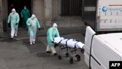 Petugas medis mengangkut seorang pasien corona di rumah sakit Gregorio Maranon, Madrid. Spanyol dan Italia menjadi dua negara dengan korban kematian akibat Covid-19 terbanyak di dunia. 