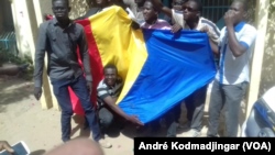 Des manifestants anti-gouvernement à N'Djamena le 5 avril 2016.