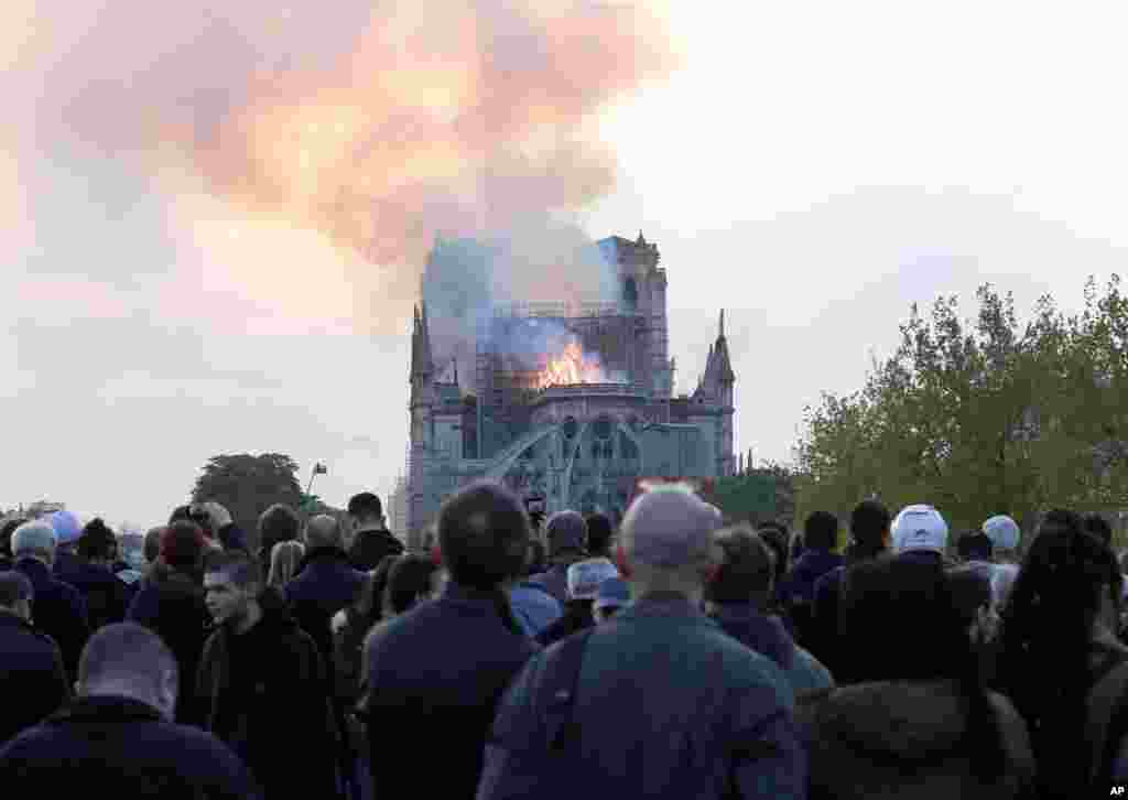 آتش سوزی در طبقات فوقانی&nbsp;کلیسای نوتردام پاریس​ توجه ها را به خود جلب کرد.&nbsp; &nbsp; 