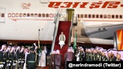 بھارتی وزیر اعظم ریاض ہوائی اڈے پر جہاز سے اترتے ہوئے