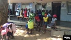 Expectant mothers chat among themselves at St. Luke’s Hospital "maternity waiting homes," about 600 kilometers southwest of Harare, Zimbabwe. (Sebastian Mhofu/VOA)