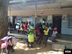 Expecting mothers chatting among themselves at St Luke’s Hospital "maternity waiting homes," about 600km southwest of Harare, Zimbabwe, Nov. 20, 2014. (Sebastian Mhofu/VOA)