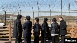 지난 2010년 비무장지대 인근 임진각을 방문한 일본 납북자 가족들이 철책 넘어 북녘을 바라보고 있다. (자료사진)