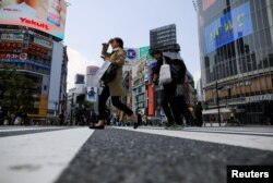 日本政府宣布实施紧急状态之后，东京著名涩谷十字路口的行人明显减少。(2020年4月8日)