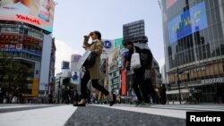 日本政府宣布实施紧急状态之后，东京著名涩谷十字路口的行人明显减少。(2020年4月8日) 