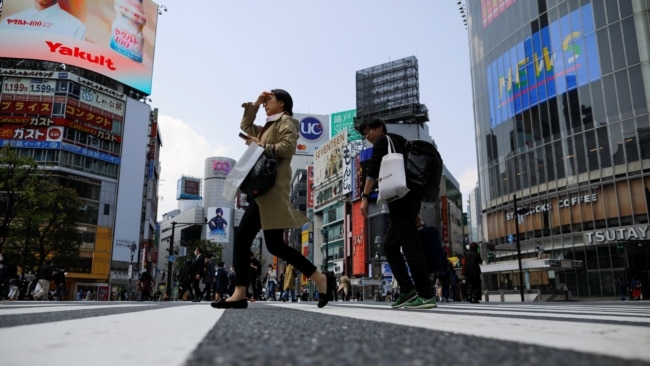 日本政府宣布实施紧急状态之后,东京著名涩谷十字路口的行人明显减少。(2020年4月8日)