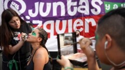 Mujeres se preparan antes de una protesta que marca el Día Internacional de la Mujer en la Plaza de Mayo en Buenos Aires, Argentina, el 8 de marzo de 2020.