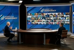Presiden AS Joe Biden dan Menlu AS Antony Blinken pada acara KTT Demokrasi virtual dengan para pemimpin dunia (9/12).