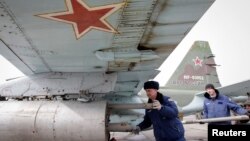 Preparación de un jet de combate Sukhoi Su-25 durante ejercicios militares en la región de Stavropol, Rusia. 