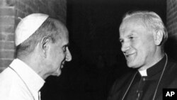 Un fichier photo non datée montrant le pape Paul VI, à gauche, saluer son successeur à être archevêque Karol Wojtyla de Cracovie, au Vatican.