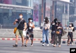 Para turis mengenakan masker di provinsi Chiang Mai, Thailand 2 April 2019.