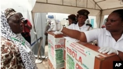 Petugas kesehatan di bandara Nigeria menggunakan termometer untuk mengukur suhu badan calon jemaah Haji yang akan berangkat ke Saudi (18/9). Nigeria tidak menemukan kasus baru ebola sejak 8 September.