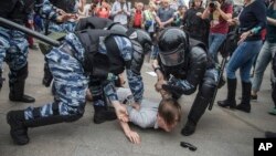 Policija privodi demonstranta u Moskvi