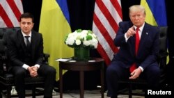 Presiden Ukraina Volodymyr Zelensky (kiri) dan Presiden AS Donald Trump dalam pertemuan di sela Sidang Umum PBB di New York, 25 September lalu (foto: ilustrasi). 