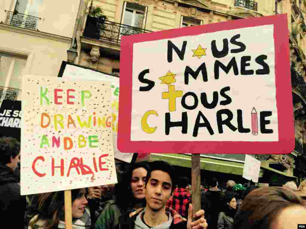 تظاهرکنندگان پلاکاردی در دست دارند که بر رويش نوشته شده &laquo;ما همه شارلی هستيم.&raquo;&nbsp;-- ۲۱ دی ۱۳۹۳ (۱۱ ژانويه ۲۰۱۵)&nbsp;​عکس از محمد حسن مقصودلو، خبرنگار/عکاس بخش فارسی صدای آمريکا در پاريس &nbsp;
