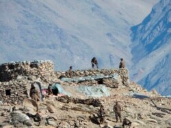 Pasukan China membongkar bunker mereka di wilayah Pangong Tso, di Ladakh di sepanjang perbatasan India-China pada Senin, 15 Februari 2021. (Foto: AP)