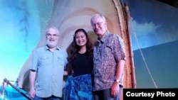 Yorie Kumalasari bersama sutradara film Moana, Ron Clements (kiri) dan John Musker (kanan) Dok: Yorie