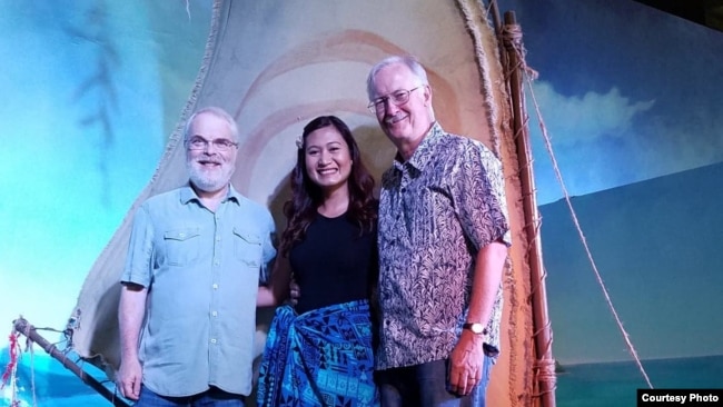 Yorie Kumalasari bersama sutradara film Moana, Ron Clements (kiri) dan John Musker (kanan) Dok: Yorie