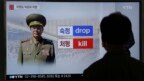 Tư liệu - Một người đàn ông xem tin tức chiếu hình ảnh của ông Ri Yong Gil tại Nhà Ga Xe lửa Seoul, Hàn Quốc, ngày 11 tháng 5, 2016. Ông Ri vừa được lãnh tụ Kim Jong Un bổ nhiệm làm tổng tham mưu trưởng quân đội Triều Tiên.