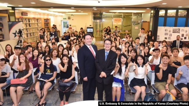 Ông Marc Knapper (đứng, bên trái) tại một sự kiện dành cho giới trẻ ở Đại sứ quán Hoa Kỳ tại Hàn Quốc.