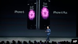 Tổng giám đốc Apple Tim Cook giới thiệu 2 mẫu iPhone 6 và iPhong 6 Plus ở Cupertino, bang California hôm thứ Ba, 9/9/14