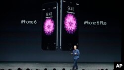 CEO Apple, Tim Cook mengumumkan produk terbaru Apple, iPhone 6 dan iPhone 6 Plus hari Selasa (9/9).