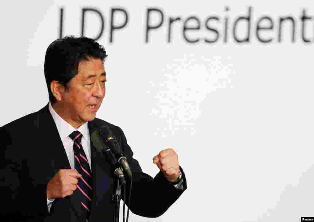 아베 신조 일본 총리가 자민당 총재 선거에서 승리한 후 소감을 밝히고 있다. 이로써 아베 총리는 오는 2021년 9월까지 총리직을 이어가게 됐다.&nbsp;