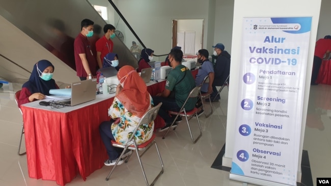 Sejumlah pekerja media mengikuti proses pemberian vaksin COVID-19 (foto Petrus Riski-VOA).