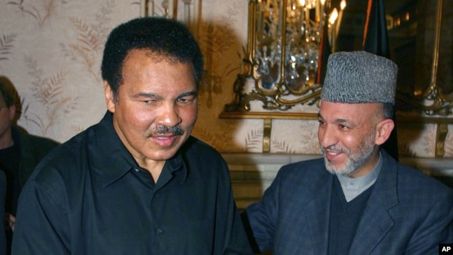 Muhammed Ali 2002'de BM Barış Elçisi olarak Kabil'e yaptığı ziyaret sırasında dönemin Afganistan Cumhurbaşkanı Hamid Karzai ile
