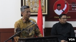 Komisioner KPU Wahyu Setiawan saat menjadi pembicara di sebuah diskusi di Jakarta, 26 Juni 2019. (Foto: Rio Tuasikal/VOA)