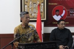 Komisioner KPU Wahyu Setiawan saat menjadi pembicara dalam sebuah diskusi di Jakarta, 26 Juni 2019.(Foto: Rio Tuasikal/VOA)