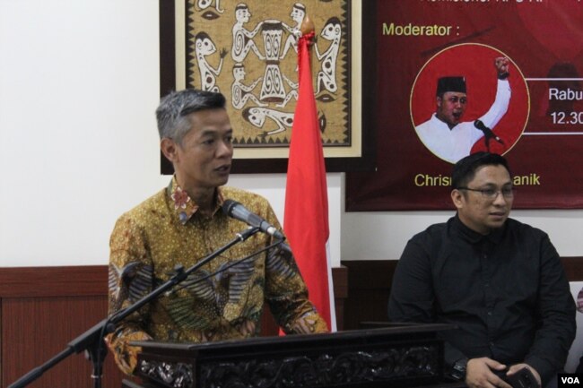 Komisioner KPU Wahyu Setiawan mengatakan segera mengusulkan pemisahan pemilu nasional dan lokal supaya tidak terlalu rumit. (Foto: Rio Tuasikal/VOA)