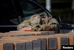 Військовослужбовець нацгвардії США після роздавання безкоштовних обідів жителям району Нью-Йорка Східний Гарлем під час спалаху COVID-19, 1 квітня 2020